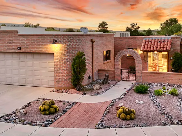 712 W Desert Hills Dr, Green Valley, AZ 85622