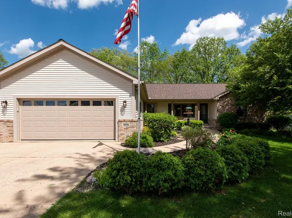 906 Village Dr, Davison, MI 48423
