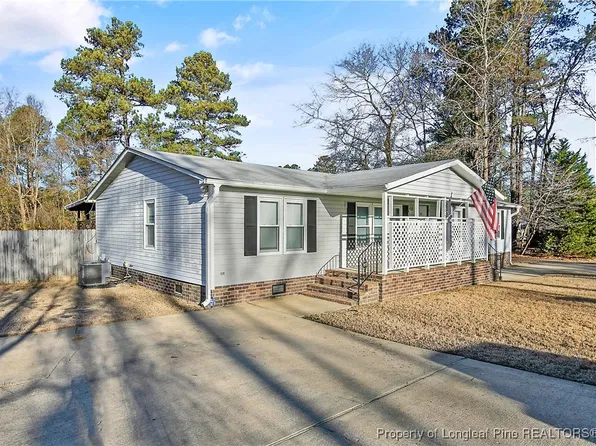 1300 Clan Campbell Dr, Raeford, NC 28376