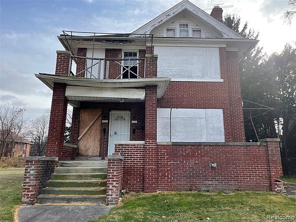 2nd image of 185 W Longwood Pl
