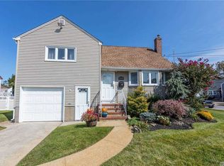 9 Henderson Rd, Massapequa Park, NY 11762