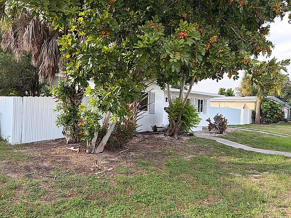 4th image of 22202 Belinda Ave