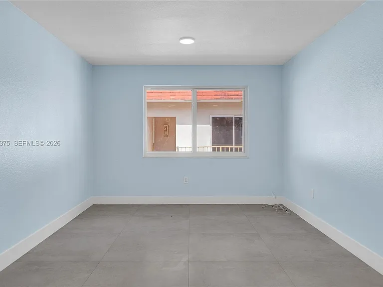 1250 SW 4th St #6 — Photo 4