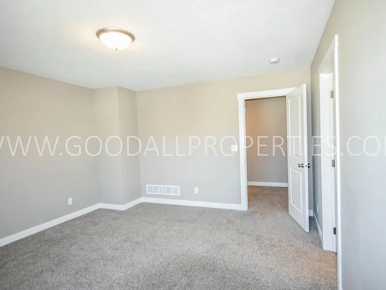 1007 Warren St — Photo 9