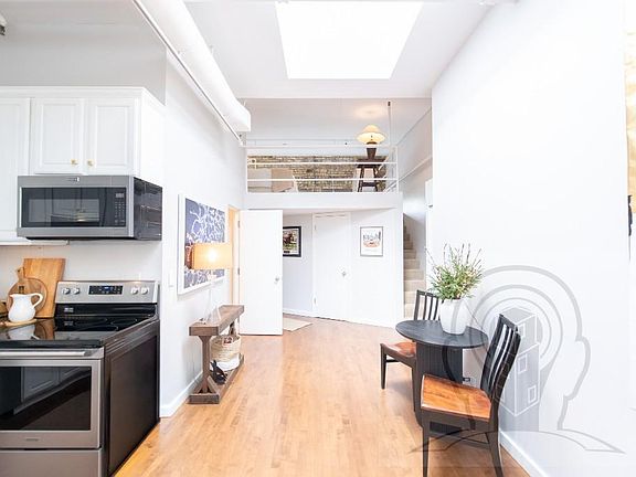 3rd image of 1111 W Cornelia Ave APT 204
