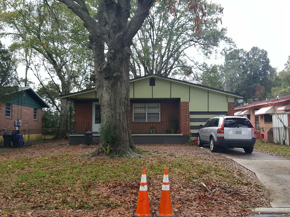1st image of 2750 Darrow St