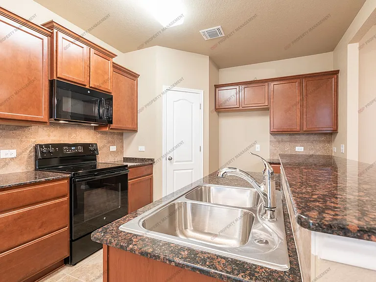 7605 Hickman St — Photo 2