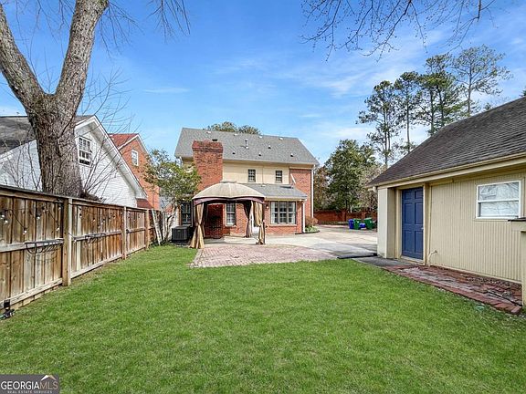 3rd image of 3145 Queens Walk NE