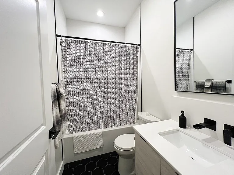 360 Meridian St #7 — Photo 14