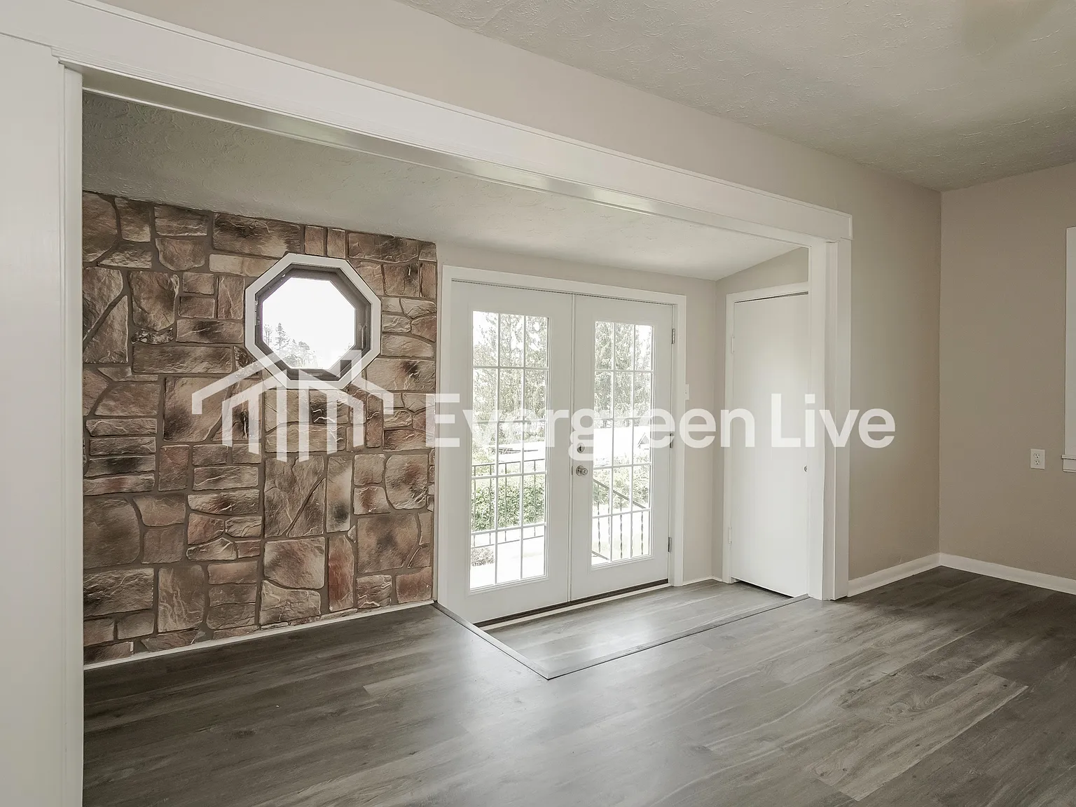 2 bed, 1.5 bath, 2480 sqft, $1,745 — Photo 3