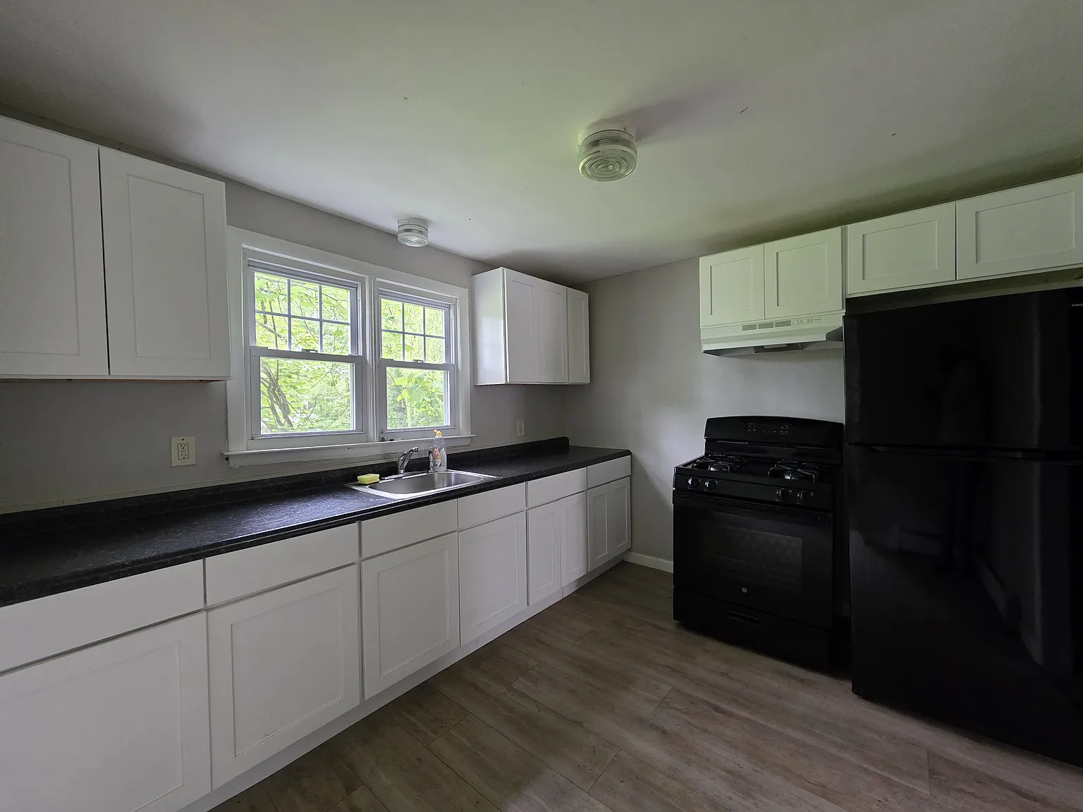 3 bed, $2,100 — Photo 3