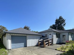 190 14th St SE, Bandon, OR 97411