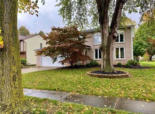 45 Oakridge Dr, Williamsville, NY 14221