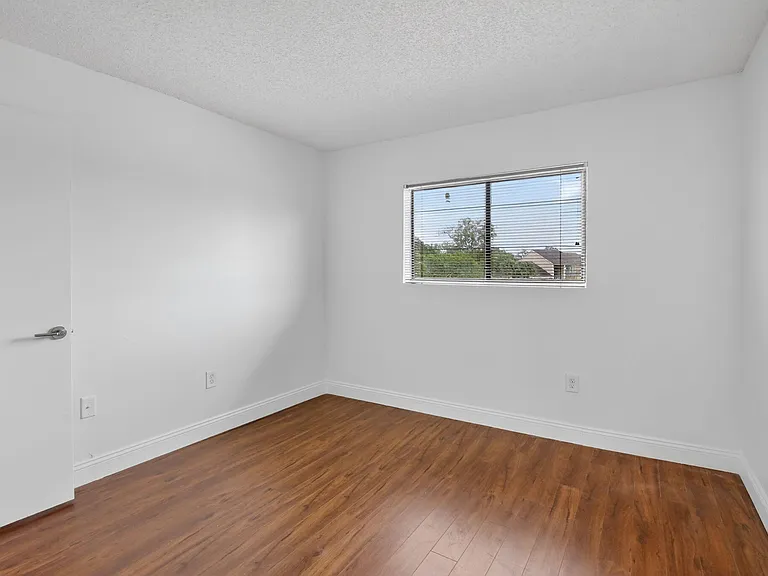 300 Palm Cir W #305 — Photo 16