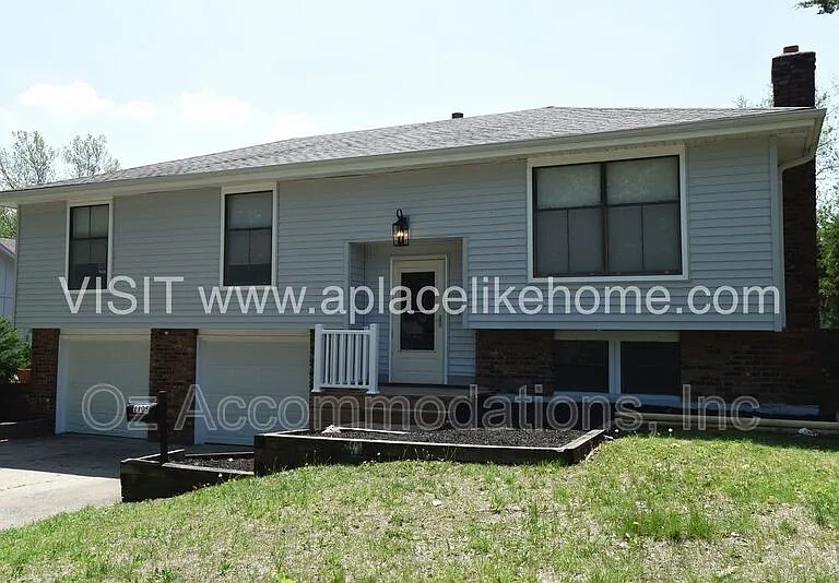 1105 W Elm Ter — Photo 2