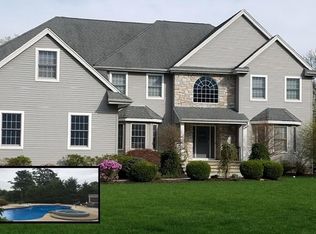 20 Robin Dr, Oak Ridge, NJ 07438