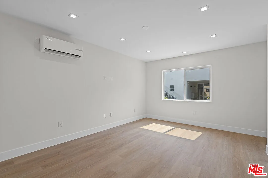 1 bed, 1.0 bath, $2,727 — Photo 3