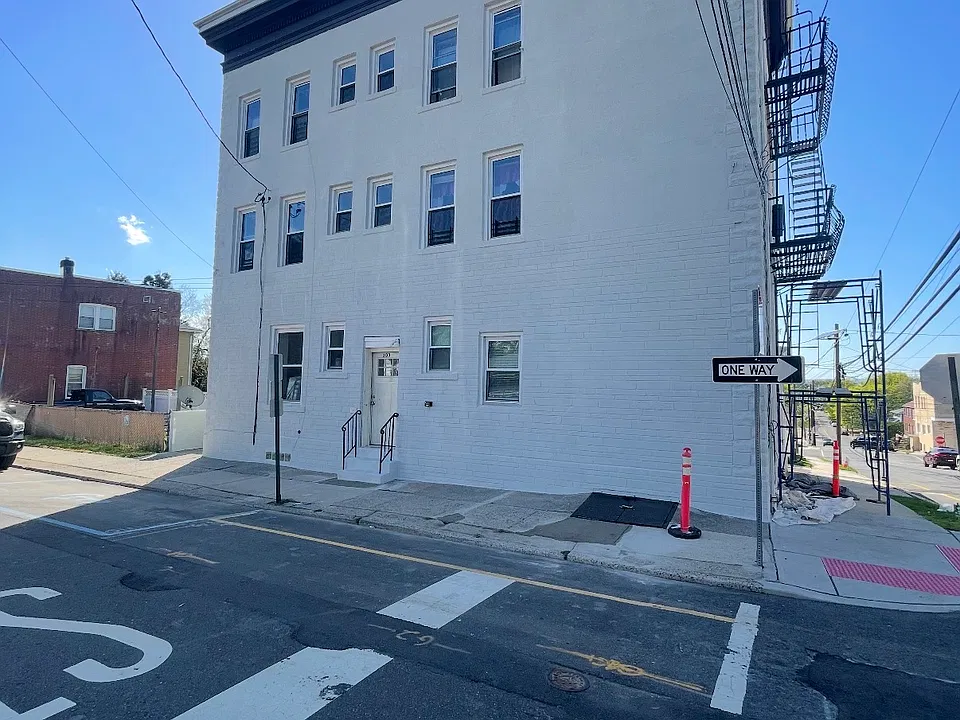 303 Macarthur Ave #2