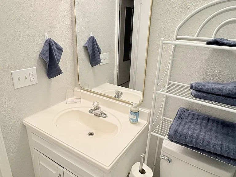 507 W Westview St #4 — Photo 6