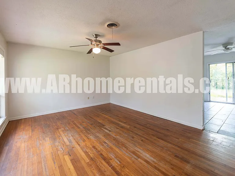 421 Angus St — Photo 2