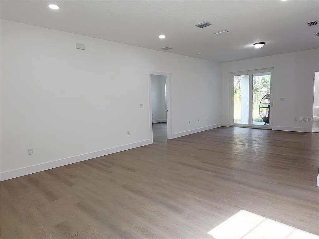 3 bed, 2.5 bath, 1681 sqft, $2,125 — Photo 3