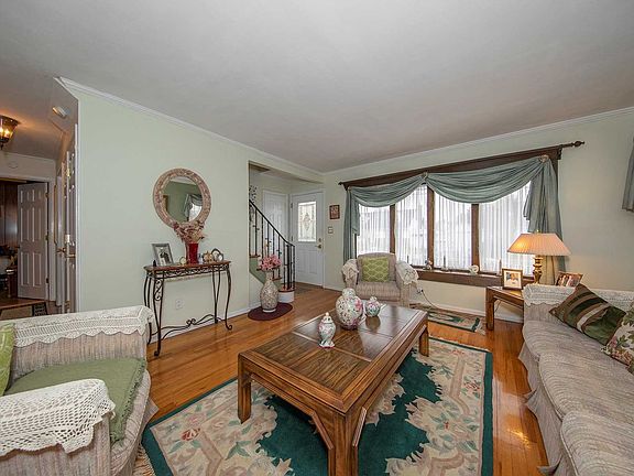 5th image of 920 Cherry Ln