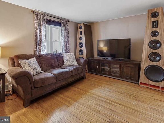 2nd image of 114 Laurel Ln