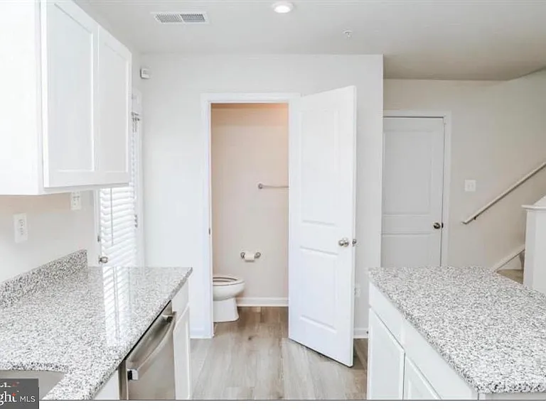118 Charlotte St — Photo 12
