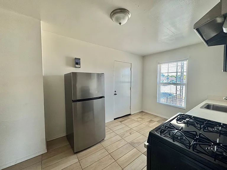 2030 NW 25th St #10 — Photo 7