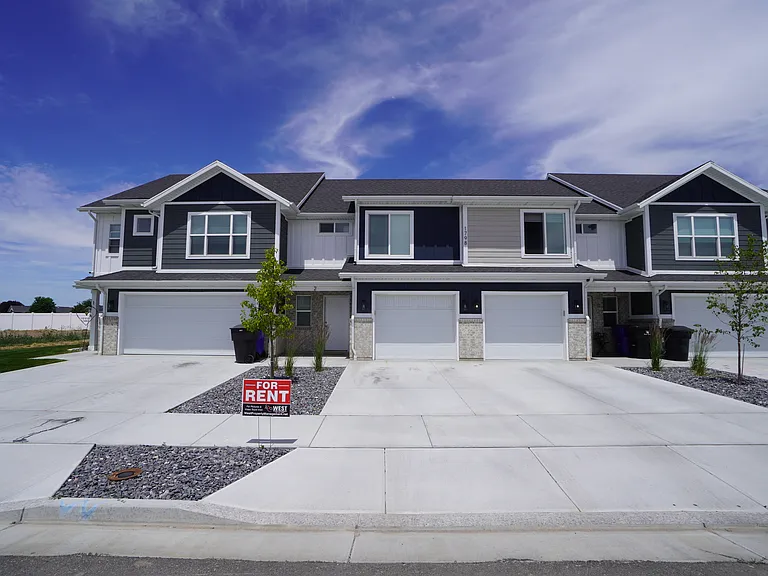 3 bed, 2.5 bath, 1385 sqft, $1,845 — Photo 2
