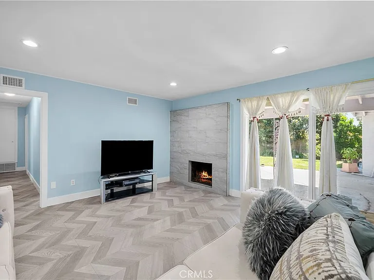 20110 Kinzie St — Photo 10