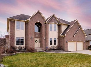 19806 Mount Vernon Dr, Macomb, MI 48044