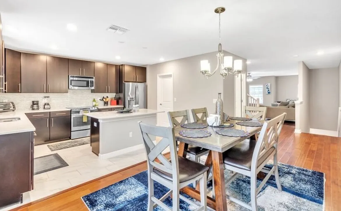 4 bed, 2400 sqft, $1,400 — Photo 4
