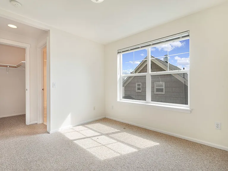 410 W Barrett St — Photo 13