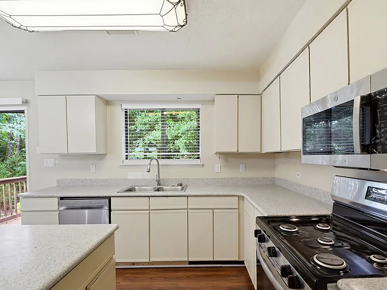 982 Chapman Cir — Photo 11