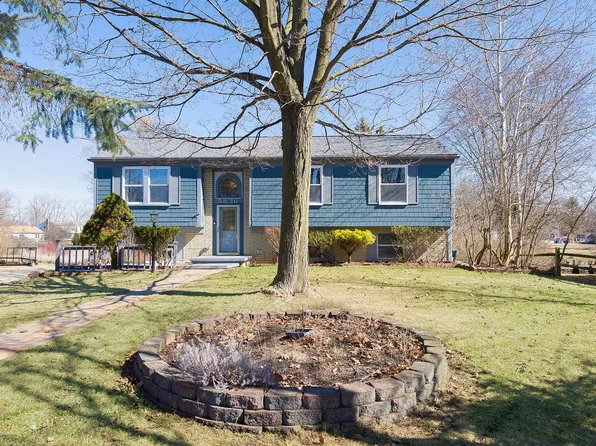 5836 Kings Arms Ct, Waterford, MI 48327