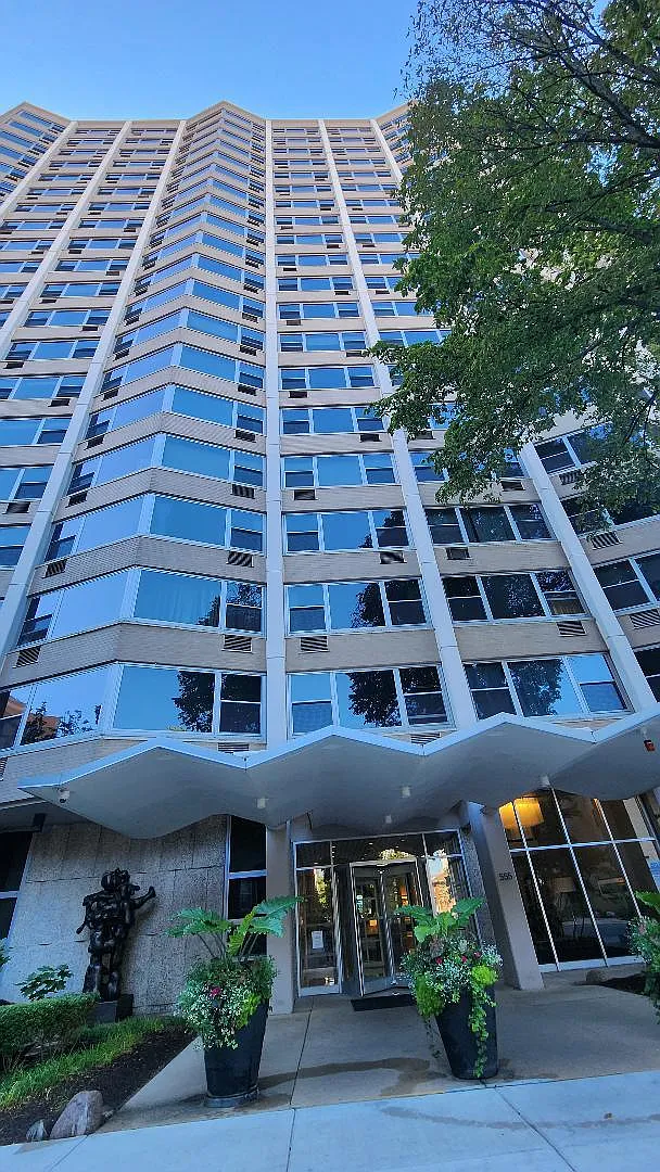 2 bed, 1200 sqft, $3,200 — Photo 1