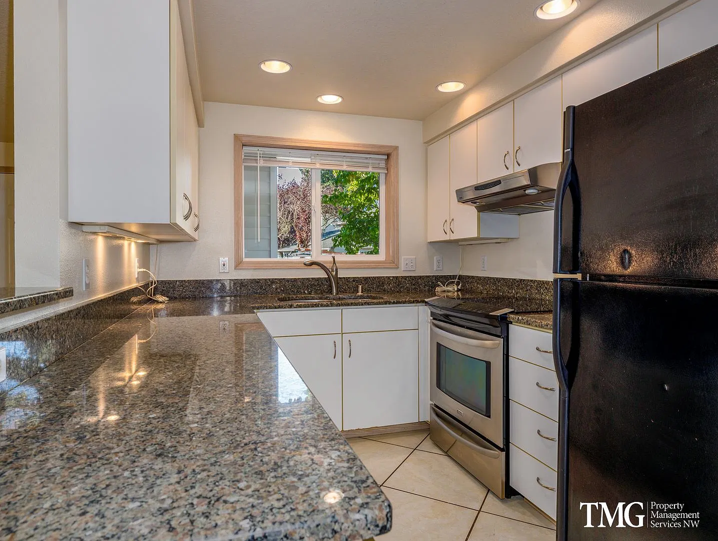 Roomy 2 Bedroom Townhome in Quaint Community! — Photo 4