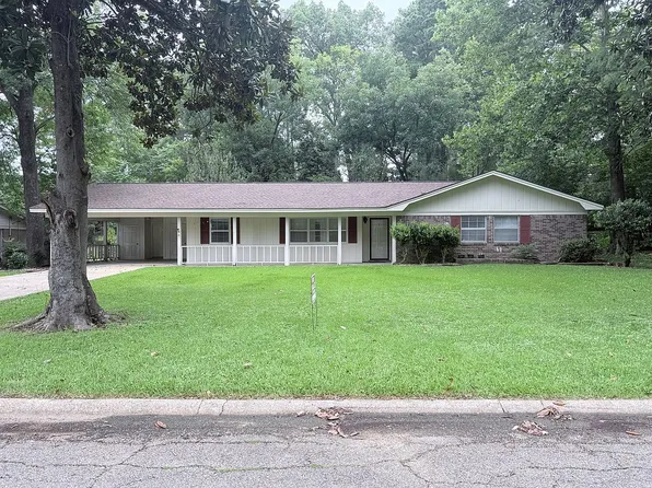 2704 Maple Dr, Starkville, MS 39759