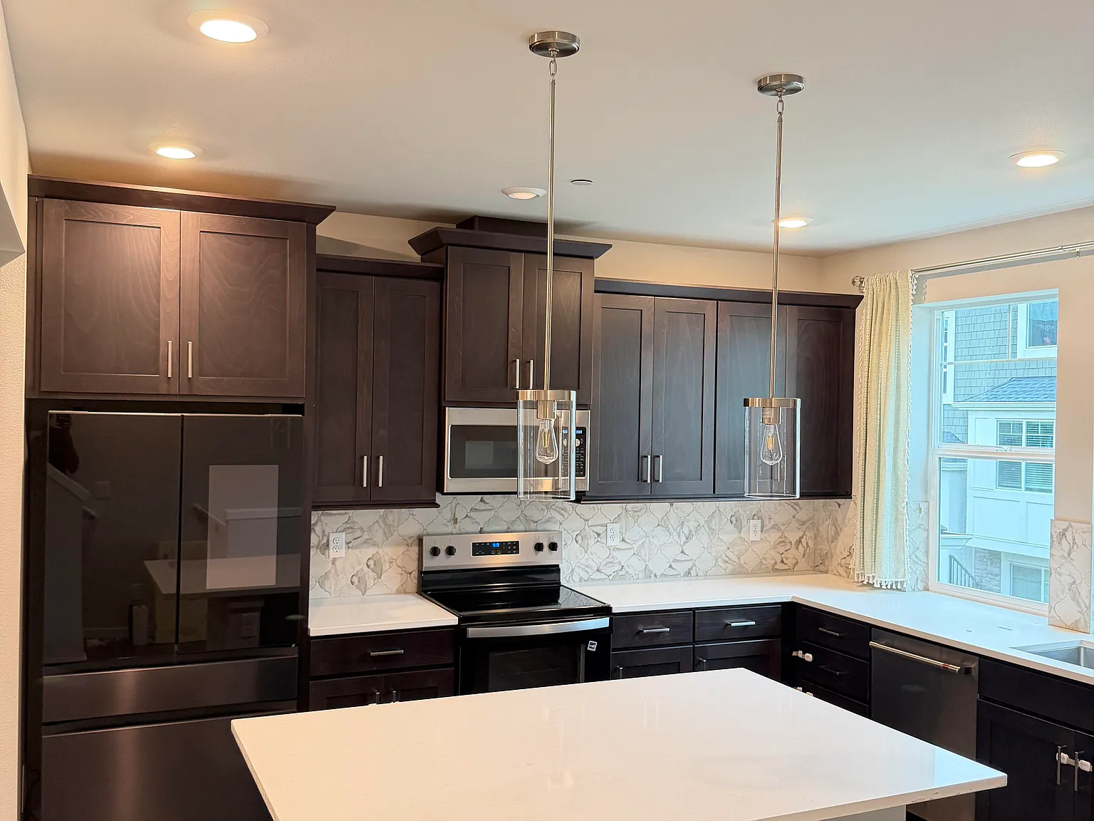 3 bed, 1696 sqft, $3,799 — Photo 3