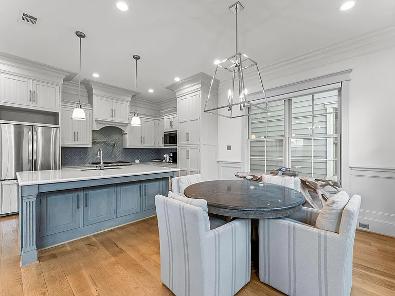 426 Marshall St — Photo 17