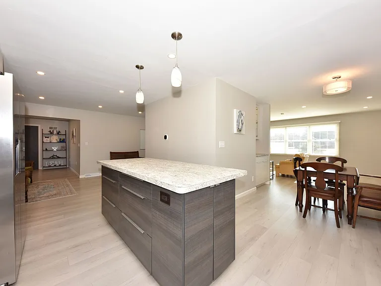 1538 W Liebau Rd — Photo 14