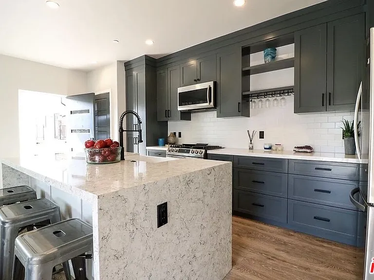 1253 S Plymouth Blvd — Photo 3