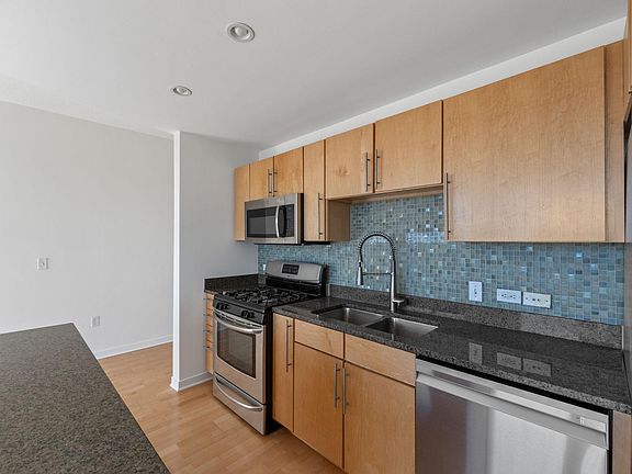 5th image of 929 Portland Ave APT 808