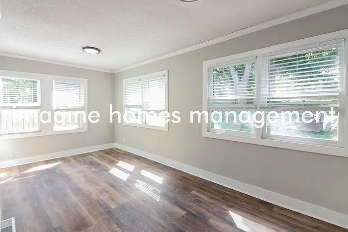 8516 Robinson St — Photo 7