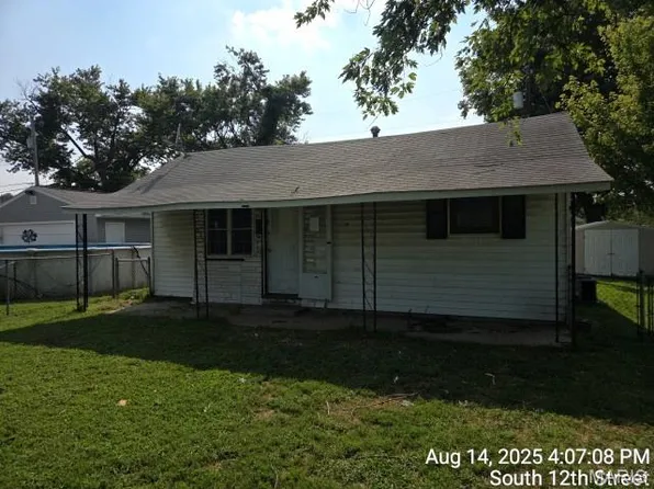 110 12th St, Wood River, IL 62095