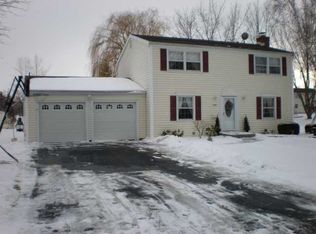 6195 Hunters Dr, Farmington, NY 14425