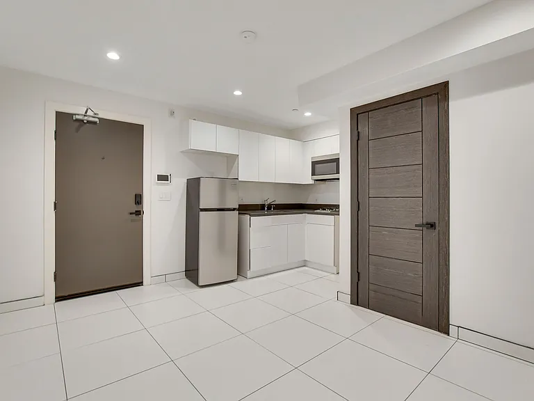 946 S Ridgeley Dr #106 — Photo 4