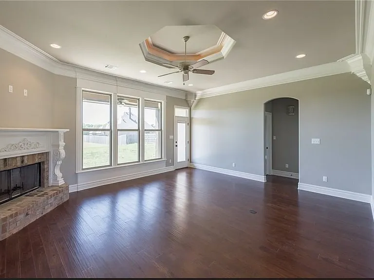 155 Lori Dr — Photo 3