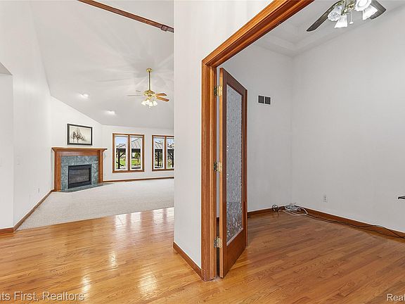 4th image of 54845 Petunia Dr